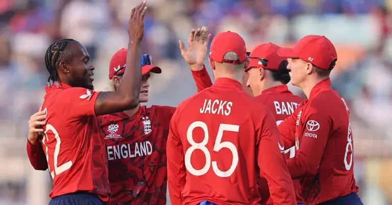 ইংল্যান্ড দলের খোলোয়াড়দের উদযাপন